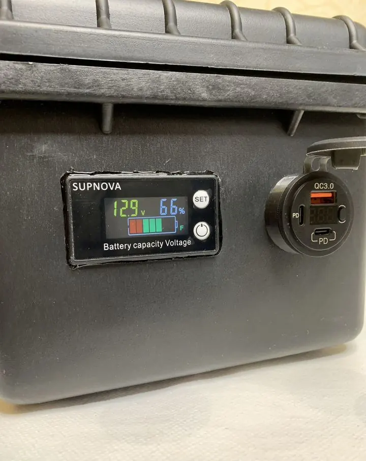Индикатор в крышке: напряжение и остаток заряда, рядом USB QC3.0