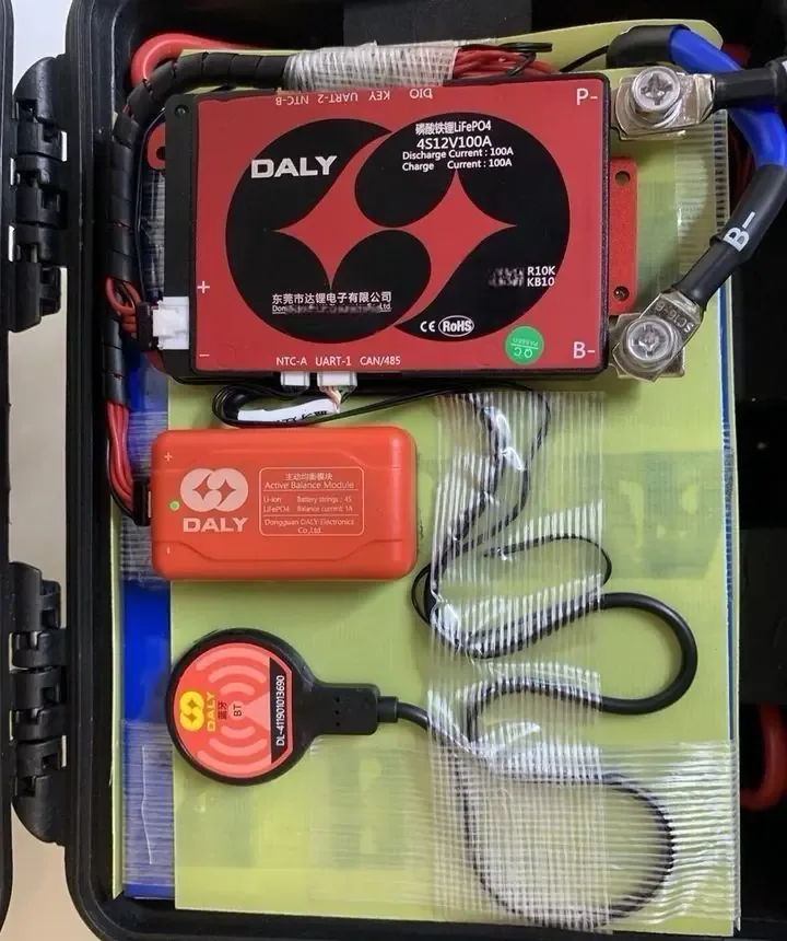 Кейс батареи LiFePO4 12 В: плата DALY 4S 12V 100A, активный балансир DALY на 1 А и Bluetooth-модуль платы