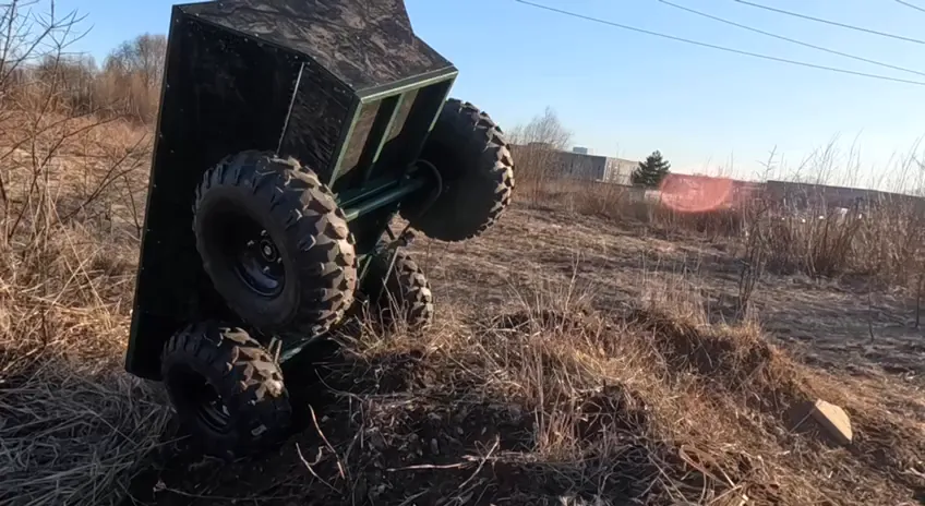 Колёсная платформа 4×4 почти вертикально взбирается на крутой земляной отвал в поле