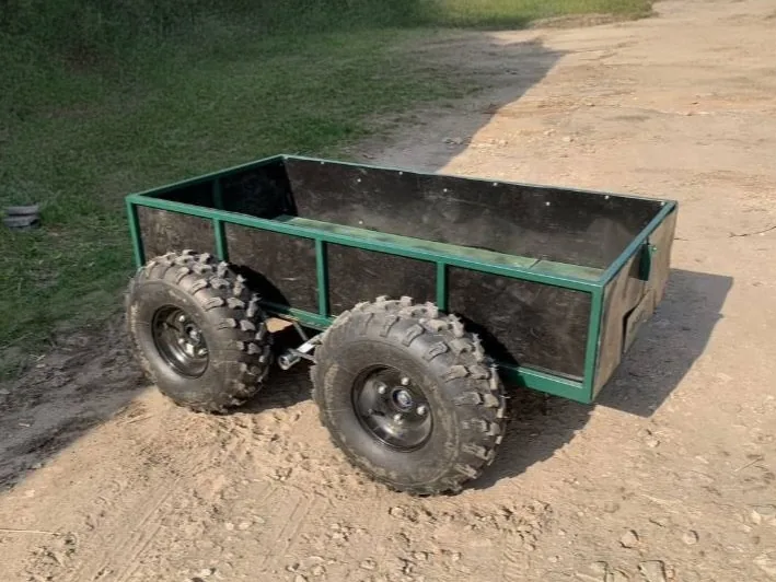 Колёсная платформа 4×4 с кузовом-коробом на грунтовой дороге