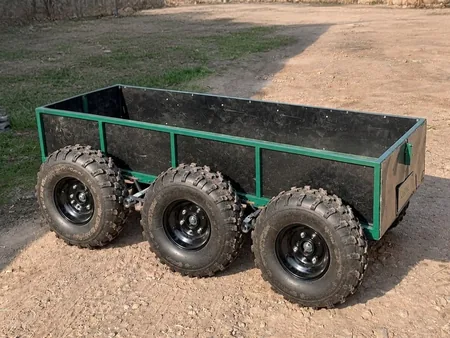 Колёсная платформа 6×6 на площадке: шесть колёс с грязевым протектором и кузов с бортами