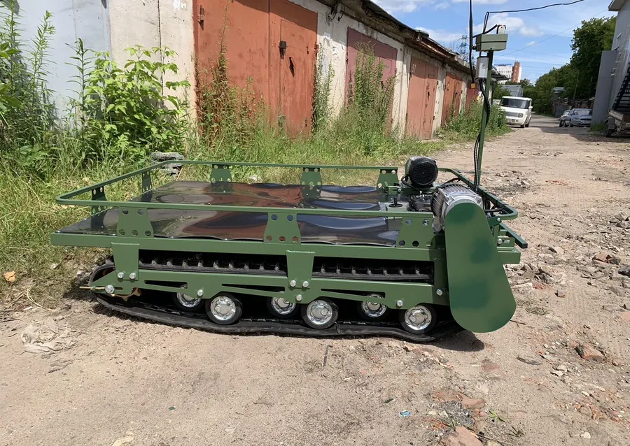 Гусеничное шасси без кузова: видна рама, катки и резиновые гусеницы 380 мм
